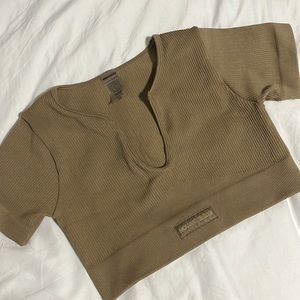 Fighter Ribbed Active Crop Top In Infinity Seamless - Mocha